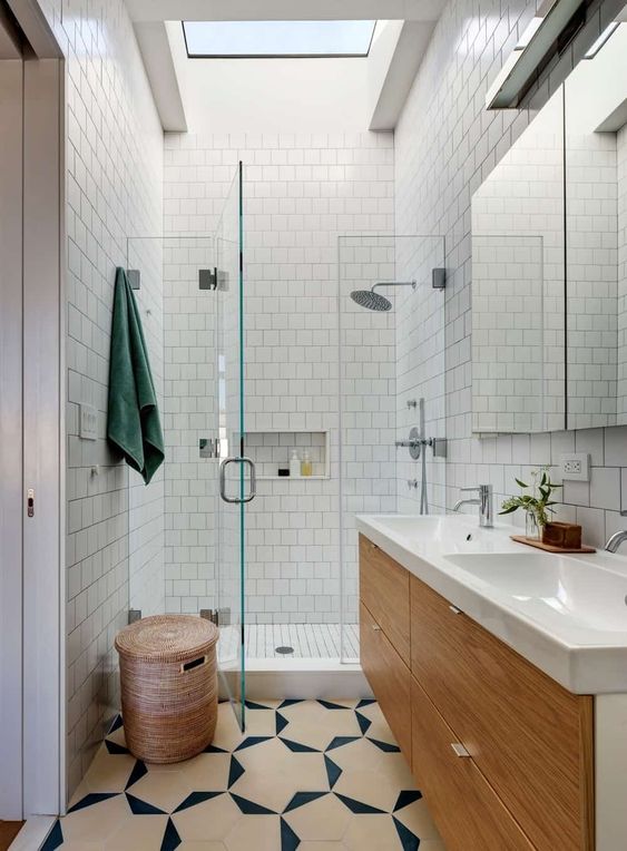 The 35 Greatest "Skylight" Bathroom Designs to Lower Humidity and Brighten the Area