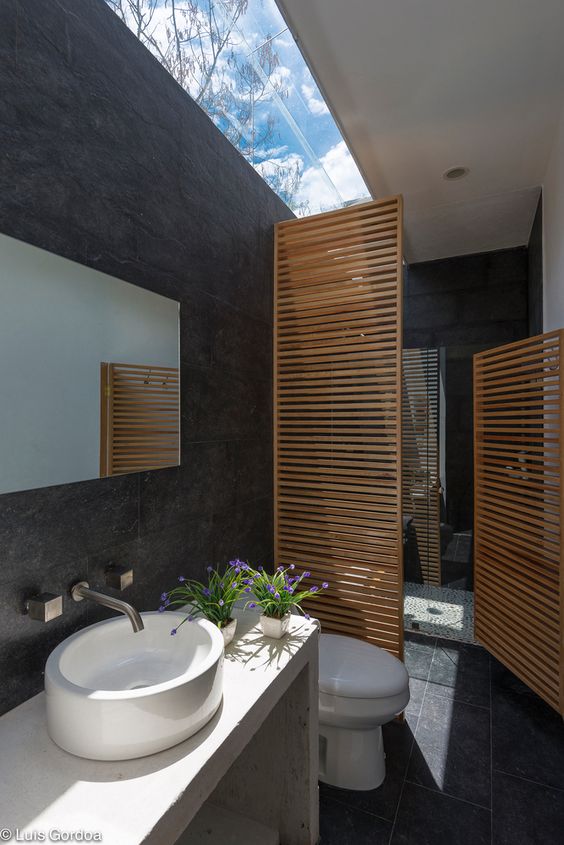 The 35 Greatest "Skylight" Bathroom Designs to Lower Humidity and Brighten the Area