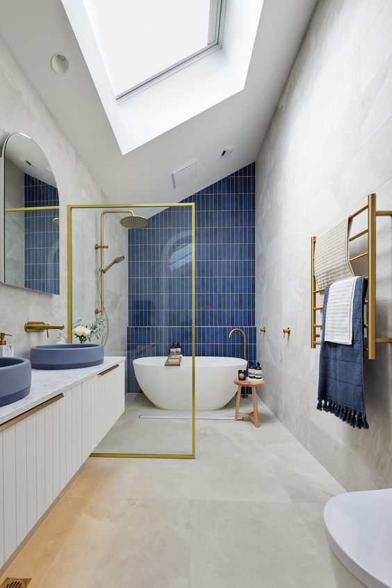 The 35 Greatest "Skylight" Bathroom Designs to Lower Humidity and Brighten the Area