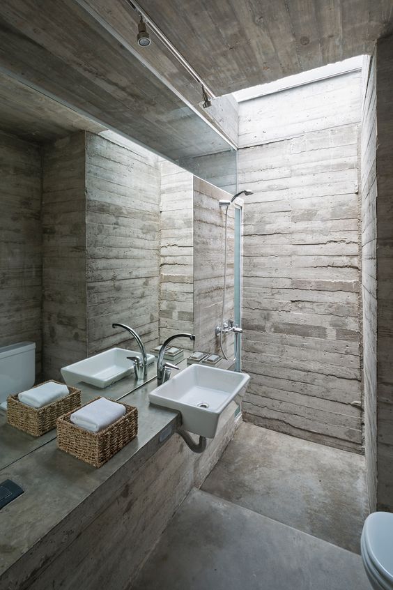 The 35 Greatest "Skylight" Bathroom Designs to Lower Humidity and Brighten the Area