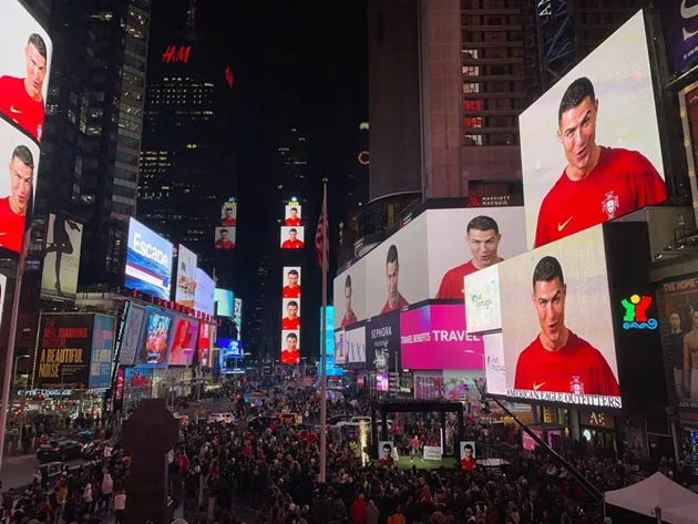 Ronaldo's Triumph Statue in the King Salman Cup Continues to Mesmerize New Yorkers, Even with Messi's Presence in the US 5