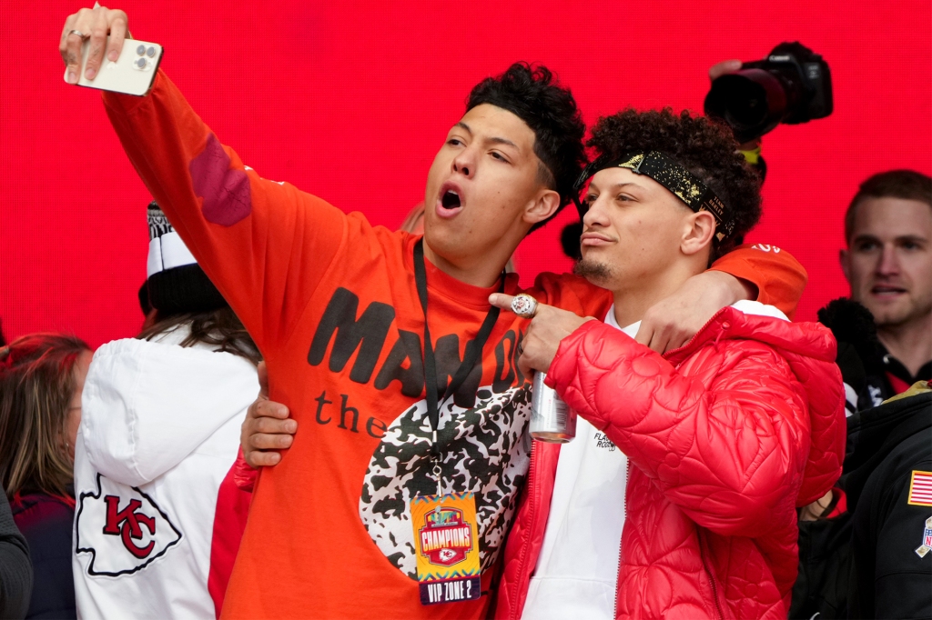 Jackson Mahomes, in a rare appearance, stands behind the Chiefs quarterback during “The Match.”