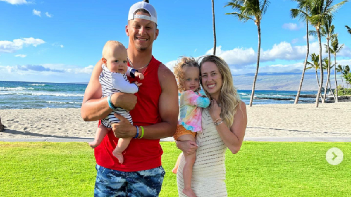 Reigning NFL MVP Patrick Mahoмes Helps Wife Brittany in Household Chores,  Hangs Out With Faмily, Plays Golf - EssentiallySports