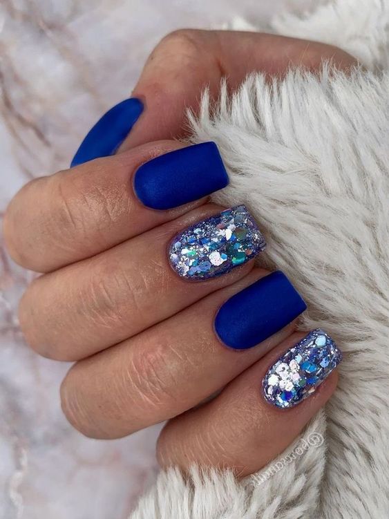 15 Stylish Short Blue New Year's Nail Ideas for 2024