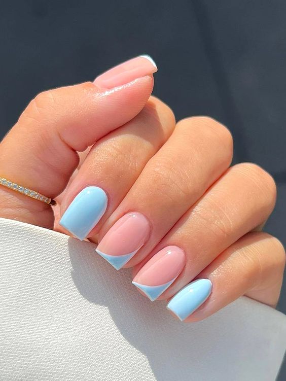 15 Stylish Short Blue New Year's Nail Ideas for 2024