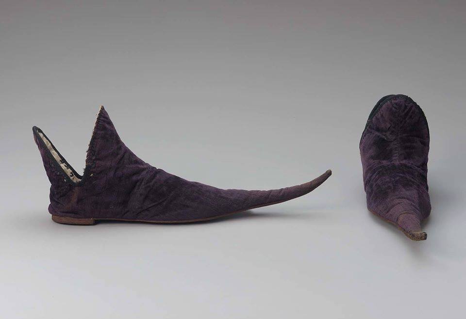 ancientorigins:
“The pair of poulaine, or crakow, shoes shown below are probably from 15th century France.
”
Charlotte Mankey Calasibetta and Phyllis Tortora define poulaines in the Dictionary of Fashion” (2013) as being a:
“long-toed shoe of soft...