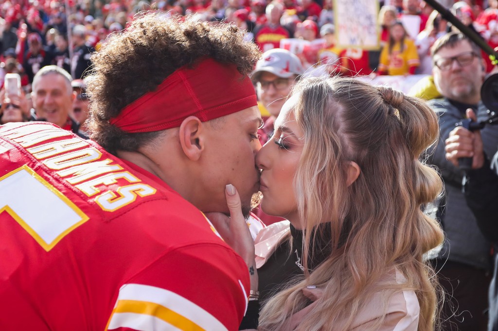 Patrick and Brittany Mahomes kissing.