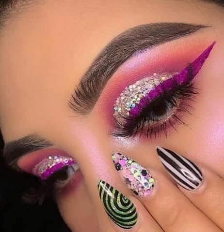 30 Combinacion de unas y maquillaje block eye con glitter plateado en parpado delineado completo en morado borde en sombra morada unas con glitter y brillos y disenos abstractos