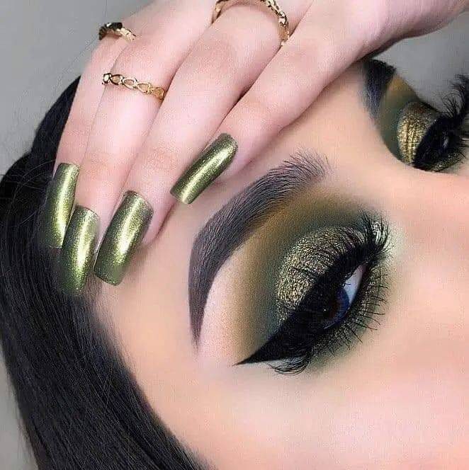 504 Combinacion de unas y maquillaje smokey eye en verde escarchado en parpado borde en verde oscuro delineado cat eye unas en verde oscuro perlado