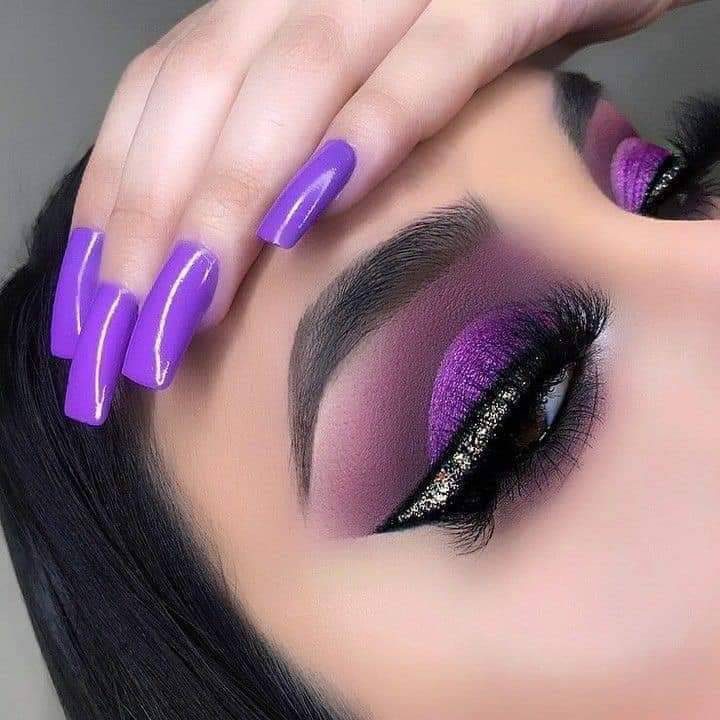 507 Combinacion de unas y maquillaje smokey eye sombra purpura en parpado borde en morado oscuro delineado cat eye con glitter plateado encima unas cuadradas largas en morado