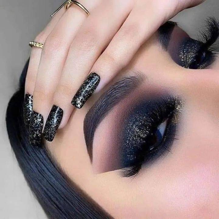 904 Combinacion de unas y maquillaje smokey eyes difuminado en gris oscuro y negro escarchado delineado de contorno completo con unas cuadradas largas esmalte negro escarchado