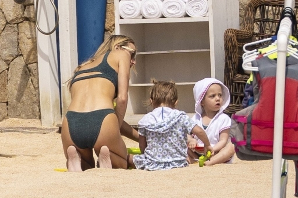 Brittany Mahomes with her kids in the sand