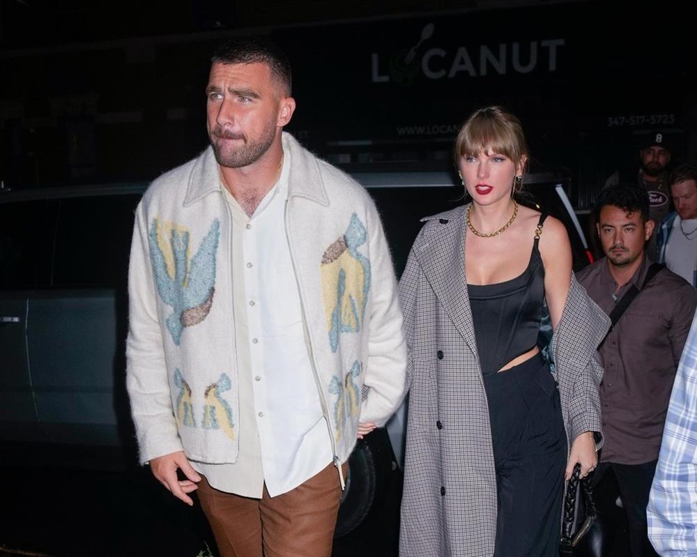 Yêu Taylor Swift chưa được 1 năm, Travis Kelce tiêu 8 triệu USD tình phí-1