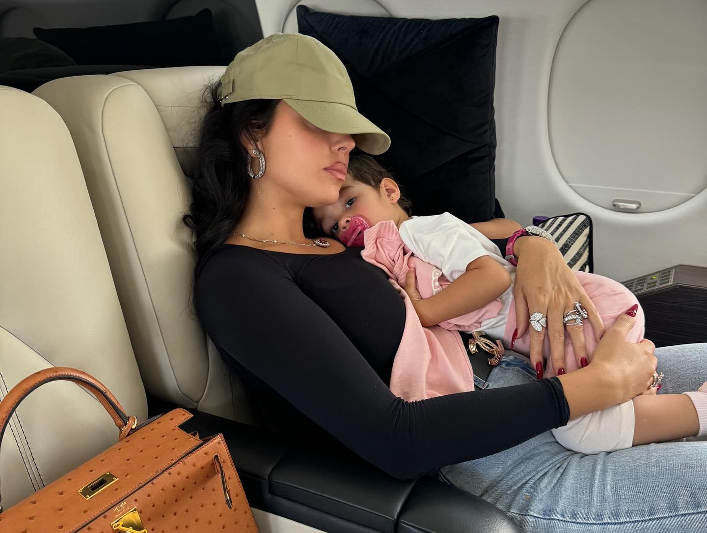 Georgina Rodriguez relaxed on the plane while hugging Bella