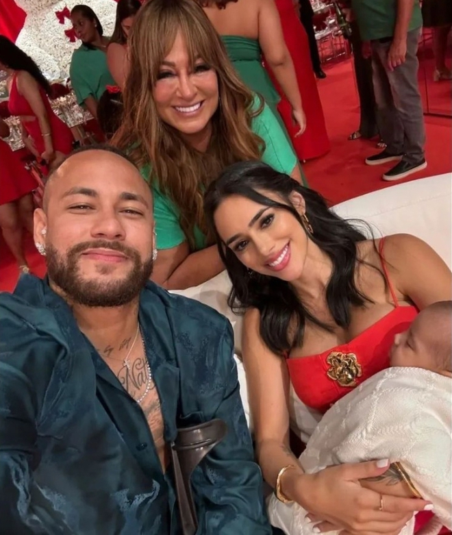 Mẹ Neymar được con trai tặng siêu xe dịp Giáng sinh, có phản ứng đáng chú ý khi chụp cùng con dâu hụt - Ảnh 2.