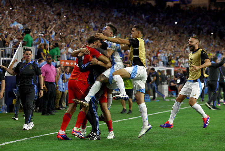 Messi đá hỏng phạt đền, Argentina vẫn vào bán kết sau loạt đá luân lưu ở  Copa America 2024