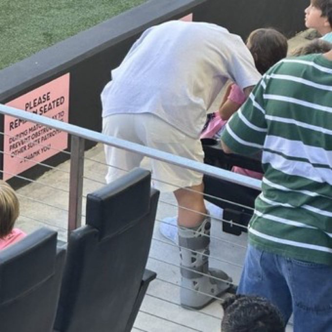 Heartbreaking: Messi was unsteady on his feet after Copa America 2024, but still endured the pain and went to the stadium with his wife and children to cheer for the home team - Photo 3.