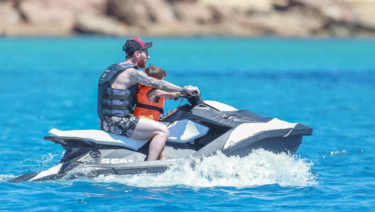 El Paseo De Lionel Messi Y Antonela Roccuzzo En Moto De, 49% OFF