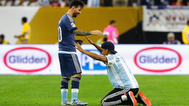 After receiving the autograph, the fan fell to his knees and began bowing in front of Messi.