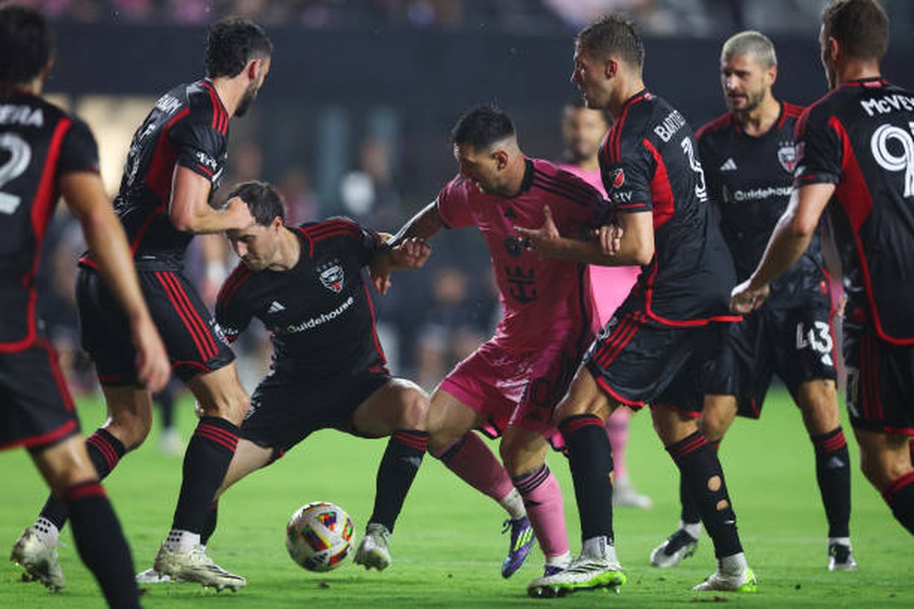 Image of Lionel Messi surrounded by 7 opposing players causes fever - 1